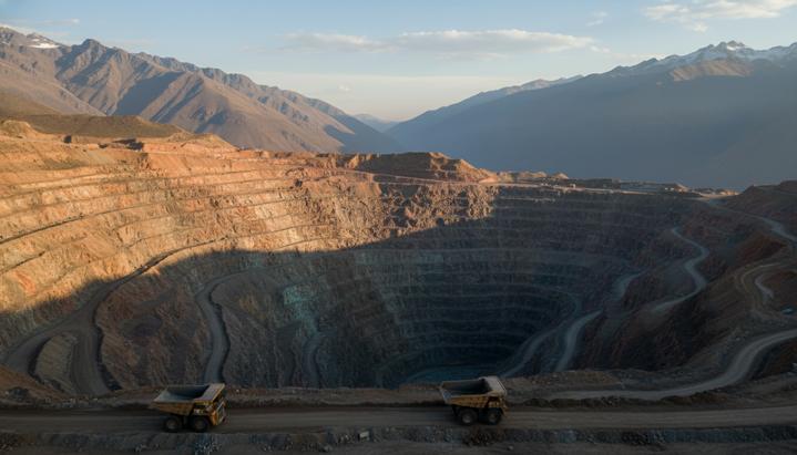 Добыча меди в Перу: ноябрьский спад на 11,2% на фоне стагнации Огромный открытый карьер по добыче меди в горах Перу с террасными склонами, на которых видны пласты руды.