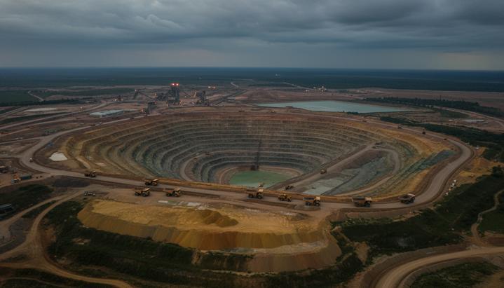 Открытый карьер золотого рудника Багоэ в Кот-д’Ивуаре с высоты птичьего полета. В карьере видна горнодобывающая техника и земляные работы.